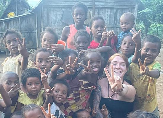 博彩平台推荐校友和和平队志愿者Mackenzie Hafer带着孩子在马达加斯加